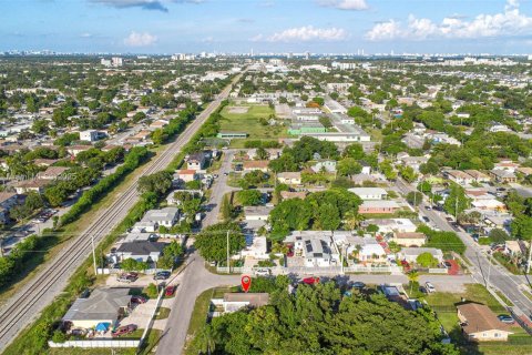 Villa ou maison à vendre à Miami, Floride: 4 chambres, 137.87 m2 № 1936412 - photo 30