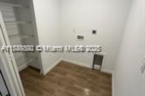 Купить виллу или дом в Клуистон, Флорида 3 спальни, № 1941054 - фото 10