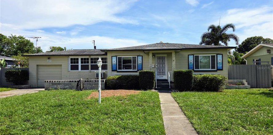 Villa ou maison à Saint Petersburg, Floride 4 chambres, 157.56 m2 № 2359350