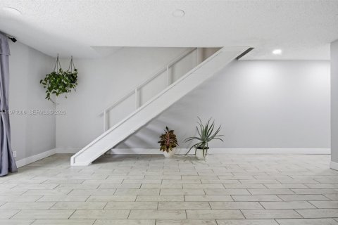 Condo in Sunrise, Florida, 2 bedrooms № 2051442 - photo 9