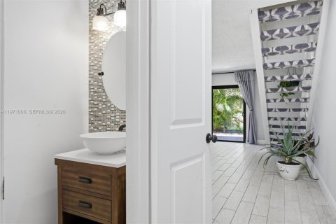 Condo in Sunrise, Florida, 2 bedrooms № 2051442 - photo 16