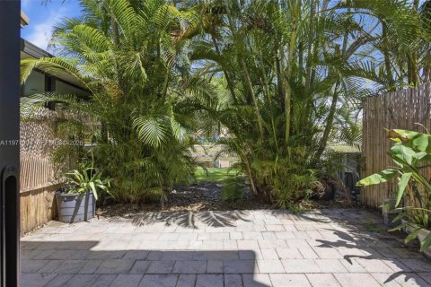 Condo in Sunrise, Florida, 2 bedrooms № 2051442 - photo 13