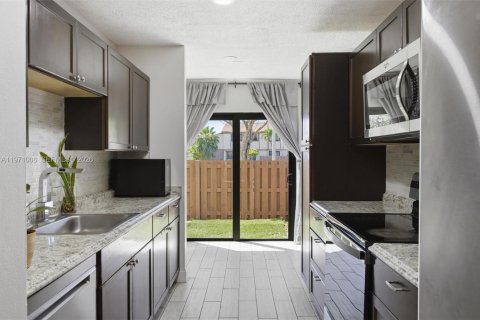 Condo in Sunrise, Florida, 2 bedrooms № 2051442 - photo 18