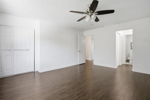 Condo in Sunrise, Florida, 2 bedrooms № 2051442 - photo 30