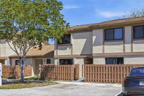 Condo in Sunrise, Florida, 2 bedrooms № 2051442 - photo 3