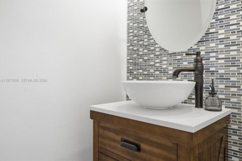 Condo in Sunrise, Florida, 2 bedrooms № 2051442 - photo 17