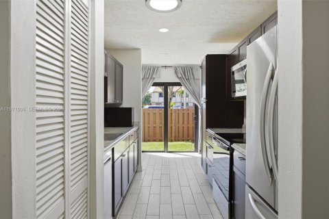 Condo in Sunrise, Florida, 2 bedrooms № 2051442 - photo 23