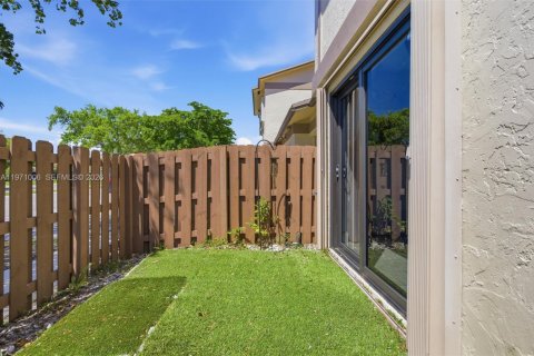 Condo in Sunrise, Florida, 2 bedrooms № 2051442 - photo 25