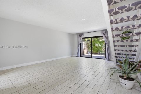 Condo in Sunrise, Florida, 2 bedrooms № 2051442 - photo 11