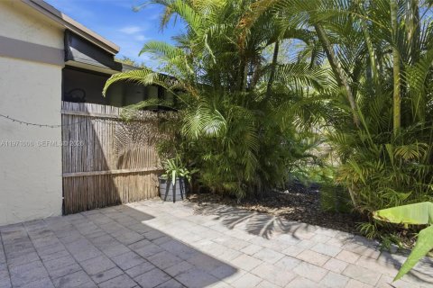 Condo in Sunrise, Florida, 2 bedrooms № 2051442 - photo 15