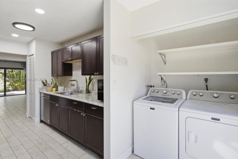 Condo in Sunrise, Florida, 2 bedrooms № 2051442 - photo 21