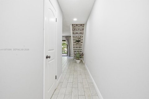 Condo in Sunrise, Florida, 2 bedrooms № 2051442 - photo 12