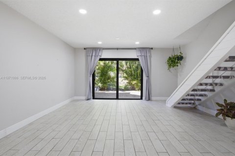 Condo in Sunrise, Florida, 2 bedrooms № 2051442 - photo 7