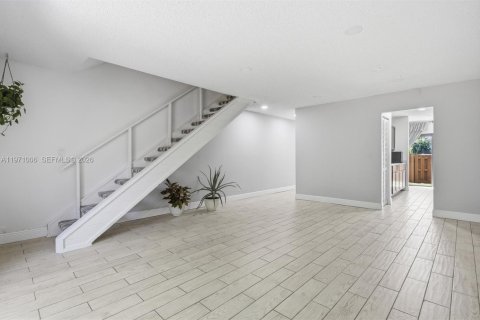 Condo in Sunrise, Florida, 2 bedrooms № 2051442 - photo 10