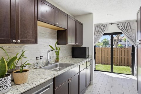 Condo in Sunrise, Florida, 2 bedrooms № 2051442 - photo 19