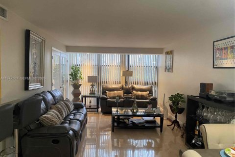 Condominio en alquiler en Hallandale Beach, Florida, 2 dormitorios, 99.87 m2 № 2032818 - foto 15