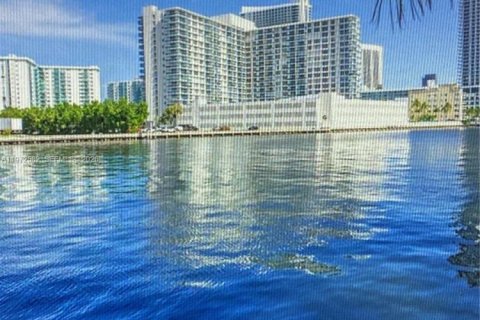 Condominio en alquiler en Hallandale Beach, Florida, 2 dormitorios, 99.87 m2 № 2032818 - foto 14