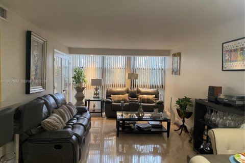 Condominio en Hallandale Beach, Florida, 2 dormitorios  № 2032818