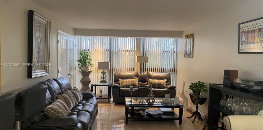 Condominio en Hallandale Beach, Florida, 2 dormitorios  № 2032818