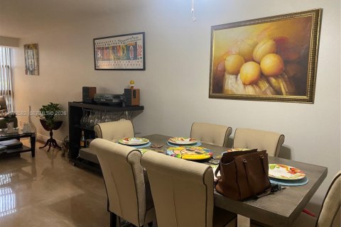 Condominio en alquiler en Hallandale Beach, Florida, 2 dormitorios, 99.87 m2 № 2032818 - foto 16