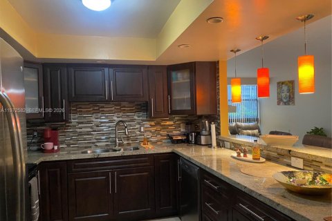 Condominio en alquiler en Hallandale Beach, Florida, 2 dormitorios, 99.87 m2 № 2032818 - foto 5