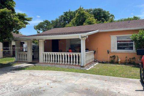 House in Hialeah, Florida 3 bedrooms, 96.62 sq.m. № 1823645 - photo 1