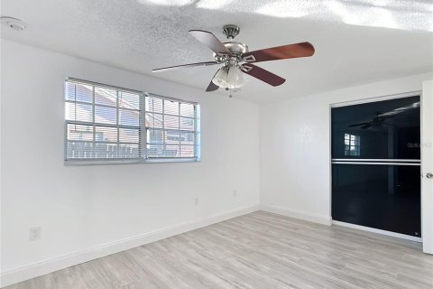 House in Holiday, Florida 3 bedrooms, 141.12 sq.m. № 2112737 - photo 17