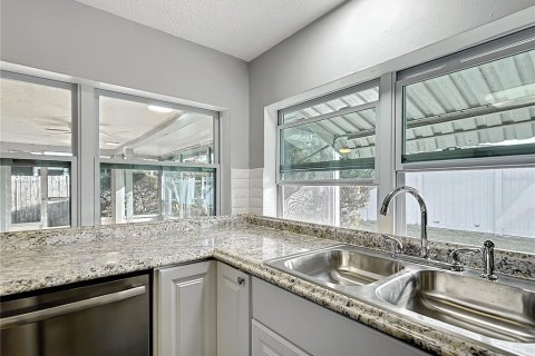 House in Holiday, Florida 3 bedrooms, 141.12 sq.m. № 2112737 - photo 8