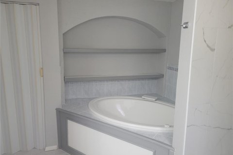 House in Holiday, Florida 3 bedrooms, 141.12 sq.m. № 2112737 - photo 23