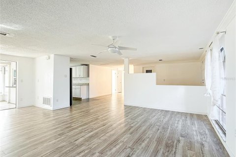 House in Holiday, Florida 3 bedrooms, 141.12 sq.m. № 2112737 - photo 12