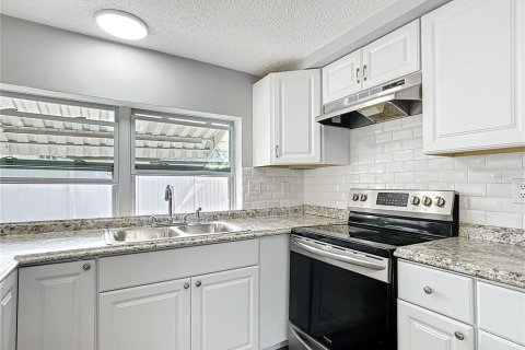 House in Holiday, Florida 3 bedrooms, 141.12 sq.m. № 2112737 - photo 7