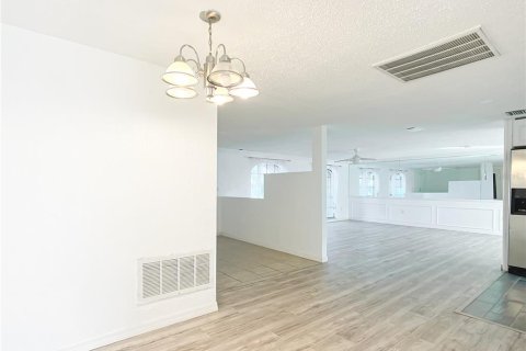 House in Holiday, Florida 3 bedrooms, 141.12 sq.m. № 2112737 - photo 15