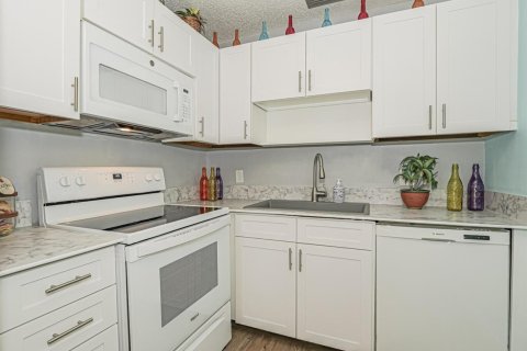 Condo in Vero Beach, Florida, 1 bedroom № 2191119 - photo 11
