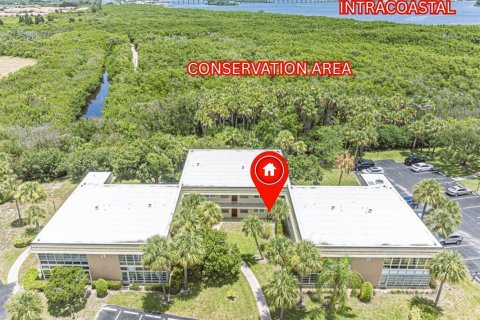 Condo in Vero Beach, Florida, 1 bedroom № 2191119 - photo 2