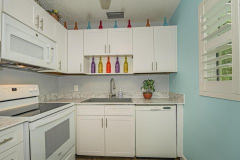 Condo in Vero Beach, Florida, 1 bedroom № 2191119 - photo 9