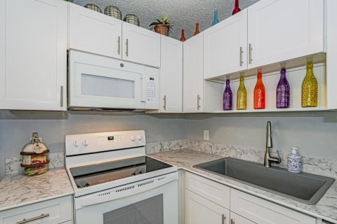 Condo in Vero Beach, Florida, 1 bedroom № 2191119 - photo 10