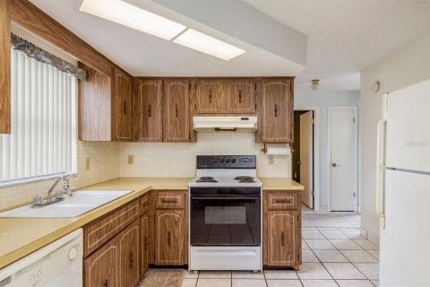 House in Port Richey, Florida 2 bedrooms, 98.1 sq.m. № 1898569 - photo 12