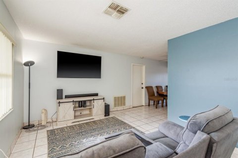 House in Port Richey, Florida 2 bedrooms, 98.1 sq.m. № 1898569 - photo 7
