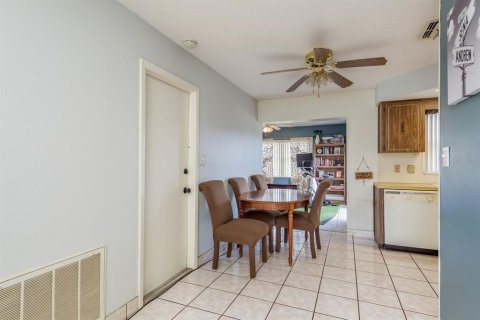 House in Port Richey, Florida 2 bedrooms, 98.1 sq.m. № 1898569 - photo 9