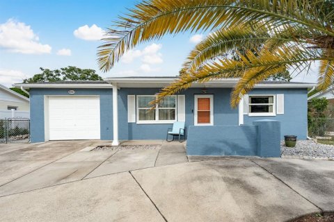 House in Port Richey, Florida 2 bedrooms, 98.1 sq.m. № 1898569 - photo 1