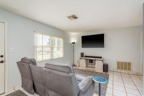 House in Port Richey, Florida 2 bedrooms, 98.1 sq.m. № 1898569 - photo 6