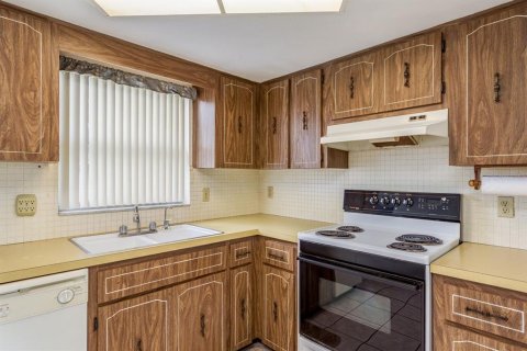 House in Port Richey, Florida 2 bedrooms, 98.1 sq.m. № 1898569 - photo 13