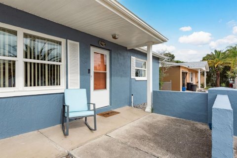 House in Port Richey, Florida 2 bedrooms, 98.1 sq.m. № 1898569 - photo 4