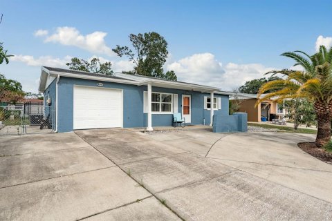 House in Port Richey, Florida 2 bedrooms, 98.1 sq.m. № 1898569 - photo 3