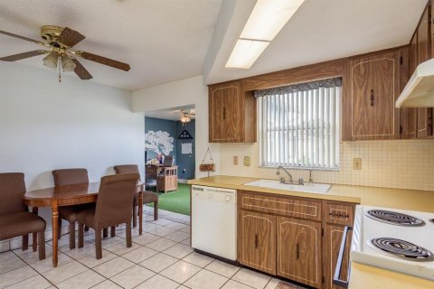 House in Port Richey, Florida 2 bedrooms, 98.1 sq.m. № 1898569 - photo 14