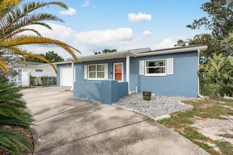 House in Port Richey, Florida 2 bedrooms, 98.1 sq.m. № 1898569 - photo 2