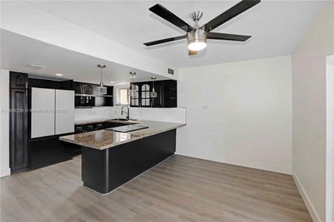 Townhouse in Hialeah, Florida 3 bedrooms, 121.61 sq.m. № 1938801 - photo 9