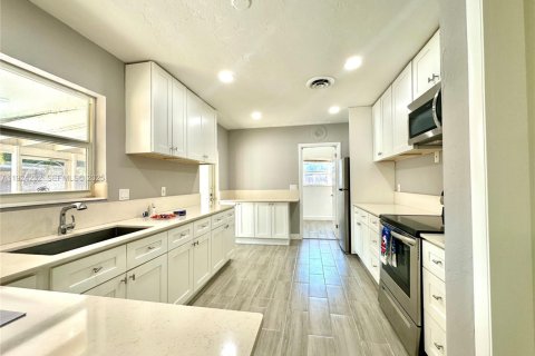 House in Pompano Beach, Florida 3 bedrooms, 151.24 sq.m. № 1982423 - photo 3