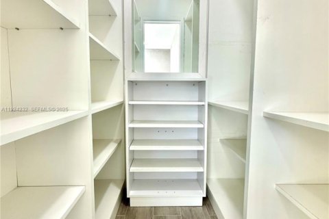 House in Pompano Beach, Florida 3 bedrooms, 151.24 sq.m. № 1982423 - photo 8