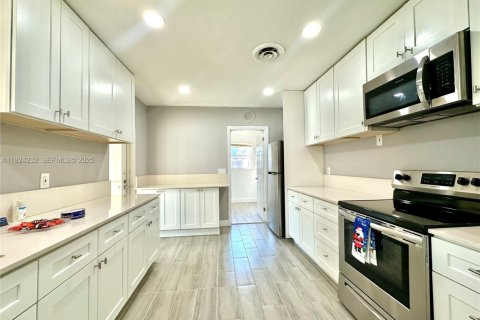 House in Pompano Beach, Florida 3 bedrooms, 151.24 sq.m. № 1982423 - photo 1